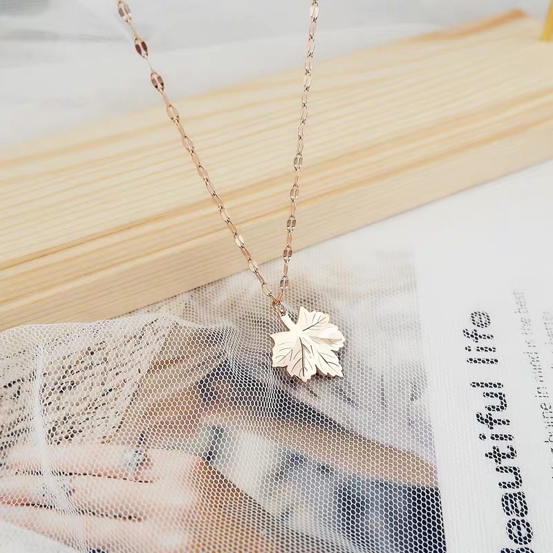 Dây Chuyền Thép Titan Mạ Vàng Hồng 18K Mặt Chiếc Lá Phong Nhỏ Thời Trang Hàn Quốc