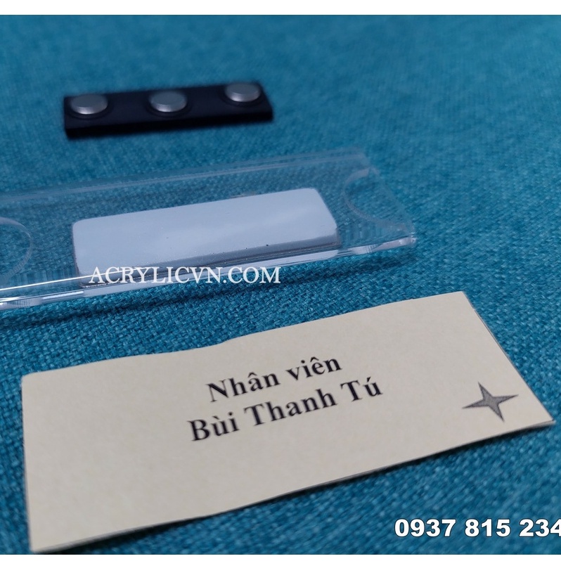 Bảng tên nhân viên nam châm, Thẻ tên cài áo mica