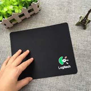 Miếng lót chuột Logitech giá siêu rẻ (22 x 18cm)