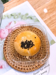 20  chiếc   Bánh đậu đỏ nhân trứng muối