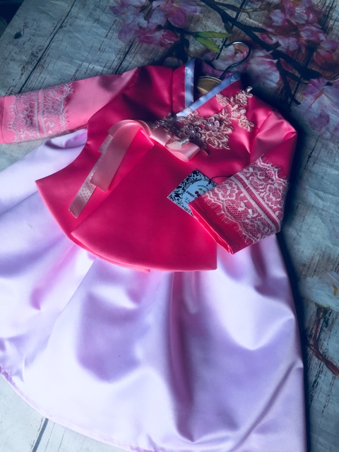 Hanbok cho bé (ảnh thật bộ cuối áo trắng váy đỏ kèm dây treo hueanhshop
