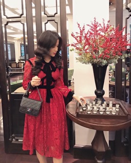 Váy ren đỏ cổ nhung