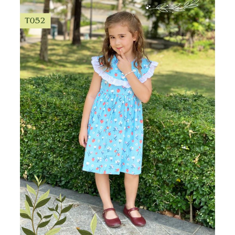 Váy xanh tiểu thư Oli River Kids xinh xắn dành cho bé nổi bật với họa tiết quả dâu
