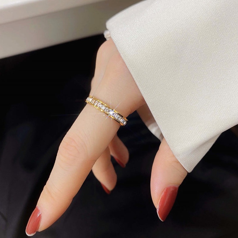 Nhẫn titan không gỉ mạ vàng 18k đính đá pha lê cao cấp thời trang mẫu năm 2023 dành cho nữ