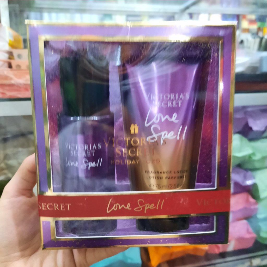 Bộ sản phẩm xịt thơm và dưỡng thể Victoria’s Secret Love Spell mini body mist & Lotion gift set (75ml x 2)