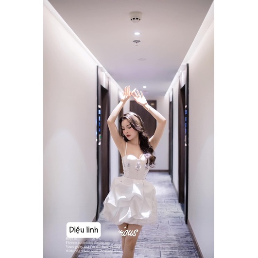 Đầm dáng xoè hai dây cúp ngực chân bồng đính đá tỉ mỉ