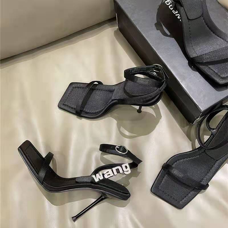 Xăng Đan Cao Gót Hở Ngón Đính Đá Chữ Cái Khóa Gài Màu Đen Thời Trang Mùa Hè 2022 Cho Nữ