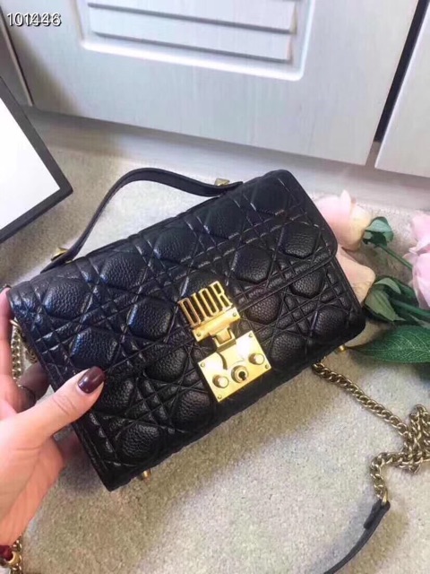 Túi cách nữ đeo chéo Clutch Vân dập chìm ô chéo khoá tag đồng logo hàng cao cấp fullbox có hộp