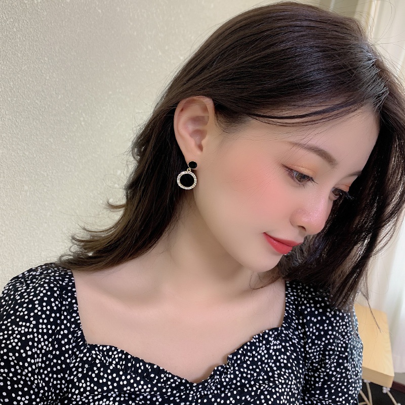 Bông tai dáng tròn màu đen kiểu dáng đơn giản