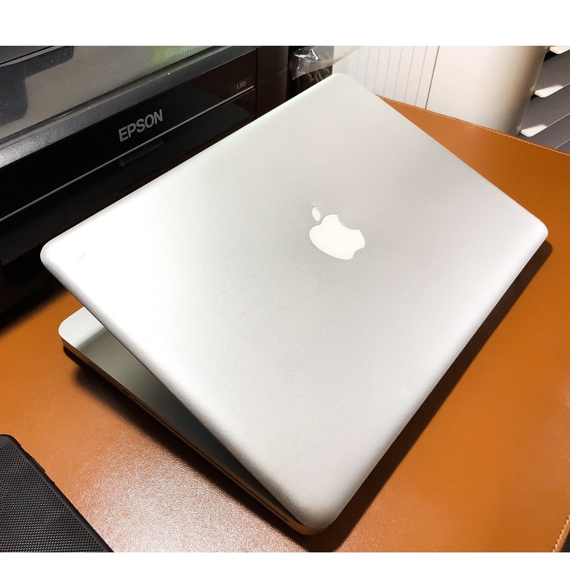 Macbook Pro MC374 mid 2010 8Gb Ram, SSD 128Gb , bàn phím led sáng cực sang trọng(Tặng kèm tất cả phụ kiện) .