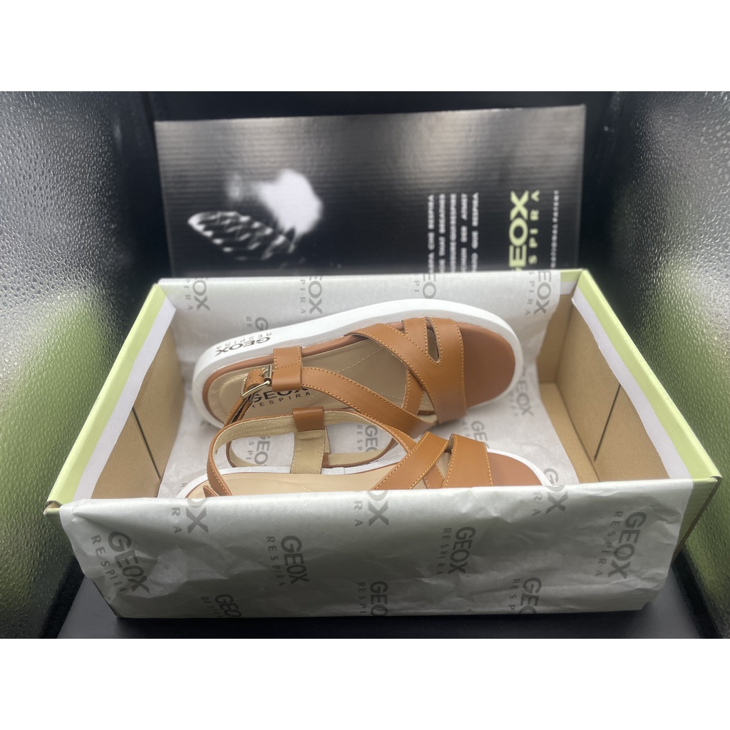 Sandal nữ xuất dư thương hiệu G.e.o.x quai da bò nguyên miếng, đế eva siêu mềm dẻo và êm ái.
