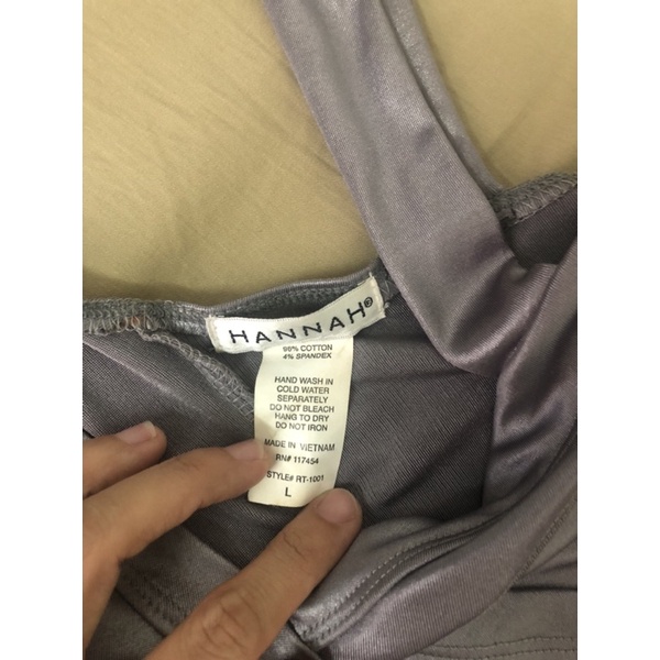 Đầm body lệch vai metalic, chất co giãn nhẹ. Party vibe