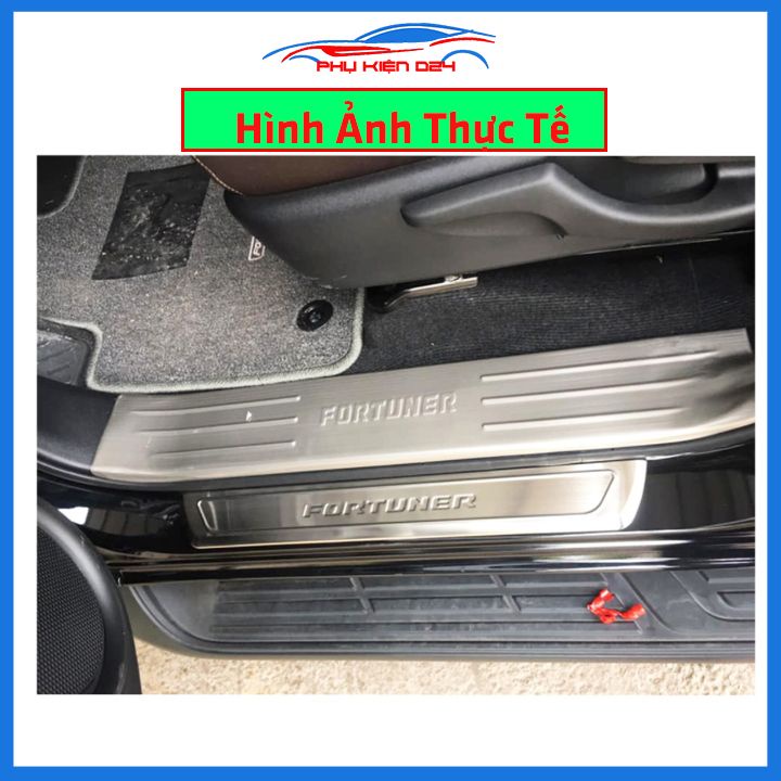 Bộ ốp bậc cửa trong ngoài nẹp bước chân Fortuner 2017-2018-2019-2020-2021-2022-2023 Inox chống trầy trang trí xe