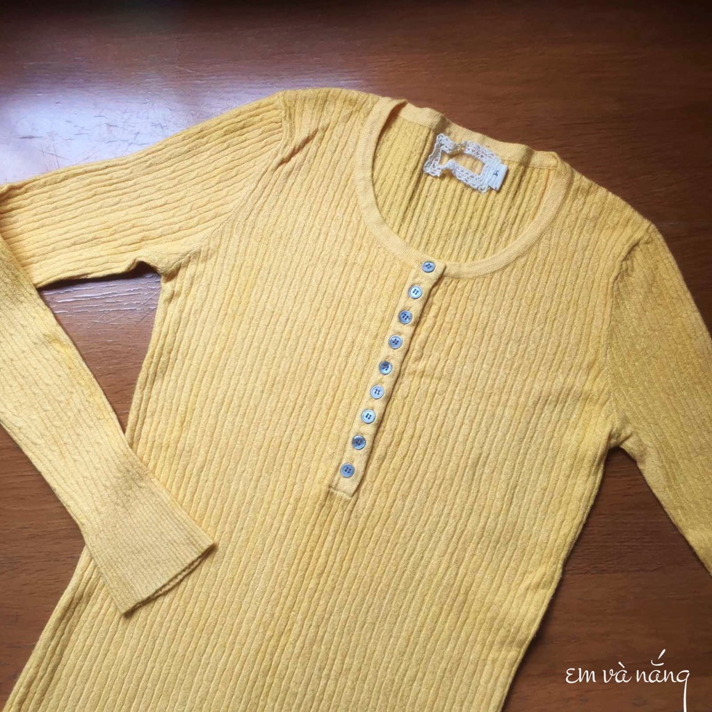 Áo len tay dài vintage. Hiệu Sundzy. Màu vàng ươm của nắng, rất nổi bật và nịnh da. Chất len mềm mịn