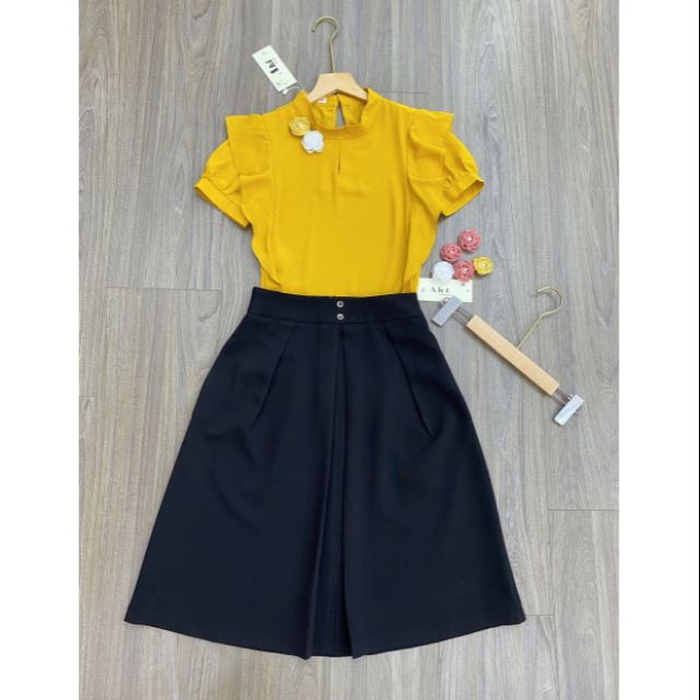 Set áo và chân váy mới