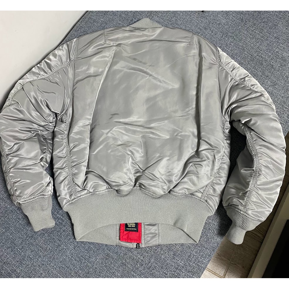 Áo Pilot Ma-1 chính hãng Alpha industries phiên bản cờ Mỹ in lời thề 12 ngôn ngữ - màu Bạch Kim