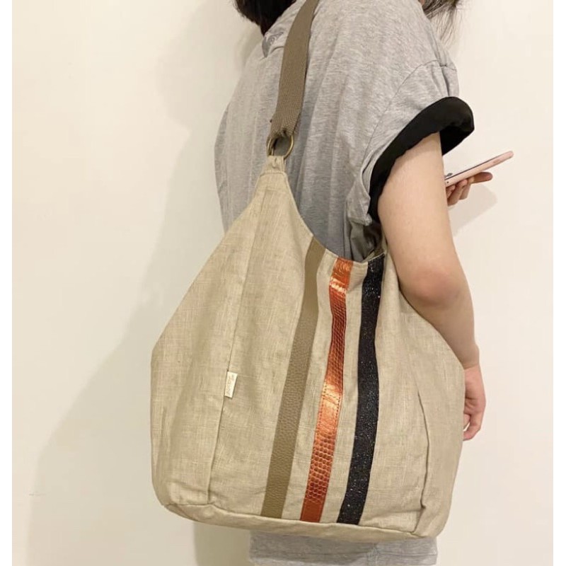 Túi LanV Linen Striped Slouch Bag có sọc ánh kim