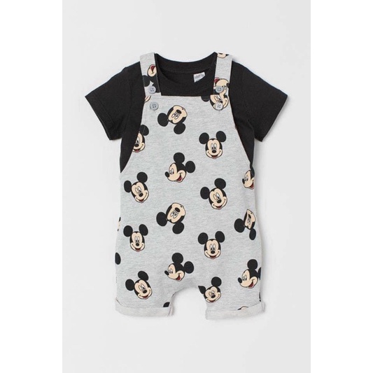 Set áo yếm cộc Mickey xám đen Hm cho bé trai đẹp cực kỳ ah, áo cotton kết hợp yếm da cá mềm. Mẫu mới nhất mới onweb