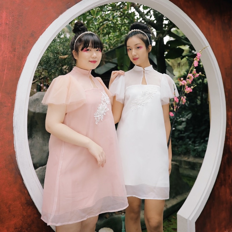 THUYỀN QUYÊN - ÁO DÀI CÁCH TÂN VOAN KÍNH CỔ TRỤ CUTOUT
