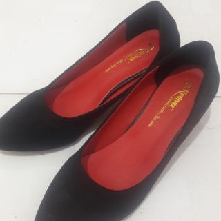 3 đôithanh lý giày vnxk 70k/đôi.mua 180k, mới thử chưa đi .bt đi size 38 mà 2 đôi size 38 ko vừa .size 37 chắc vừa
