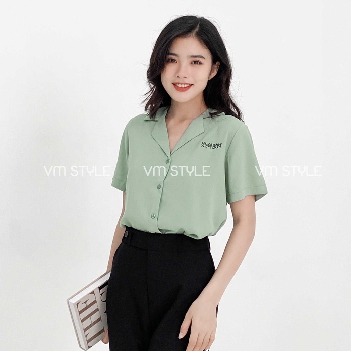 Sơ mi tay ngắn cổ vest thêu chữ Hàn Quốc ulzzang thời trang VM STYLE 22SU052X0801