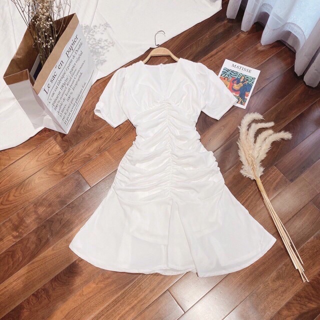 Đầm suông trắng cổ V nhún ngực tay ngắn chất liệu lụa có lót | BigBuy360 - bigbuy360.vn