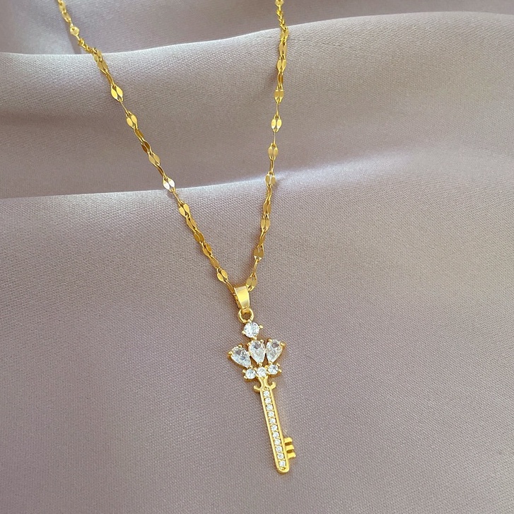Dây Chuyền Thép Titan Mạ Vàng Nhẹ Đính Kim Cương Hình Chìa Khóa Vương Miện Sang Trọng Cho Nữ