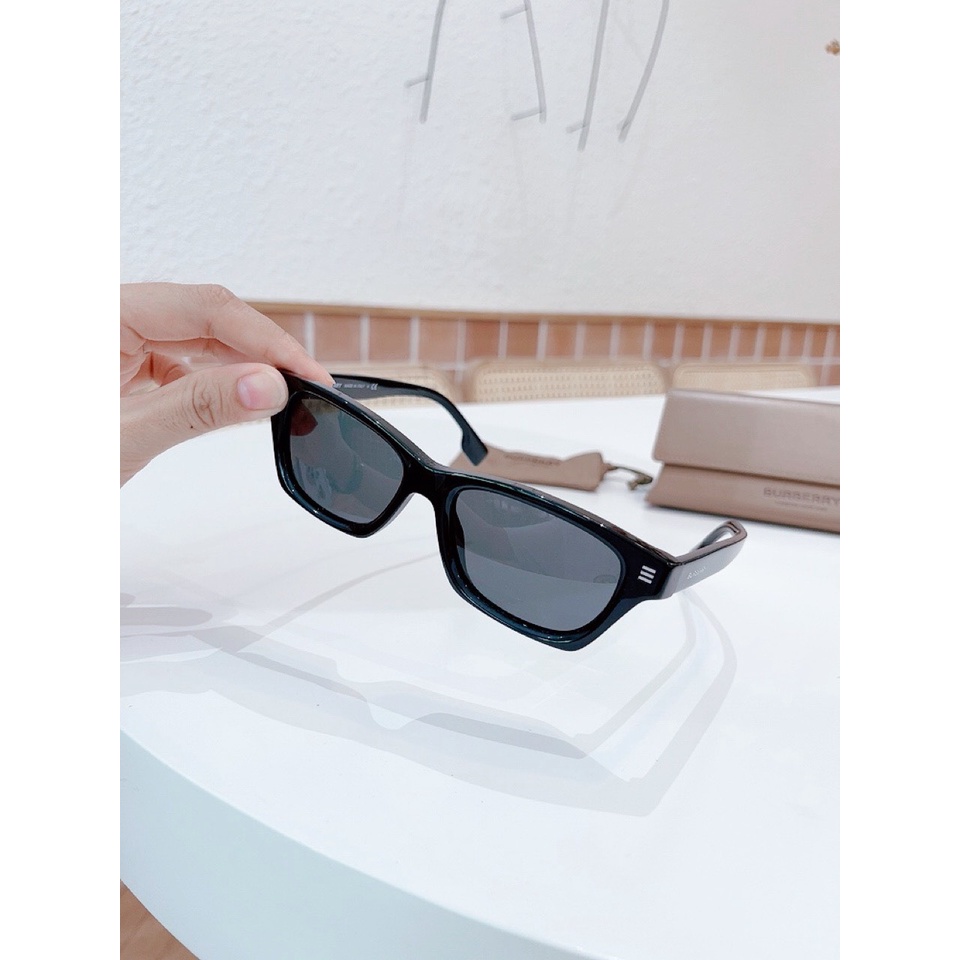 Kính mát Burberry Kennedy mắt đen, viền đen BE4357 300187 Black