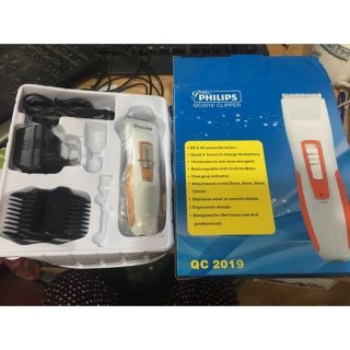 Tông đơ cắt tóc cho bé.