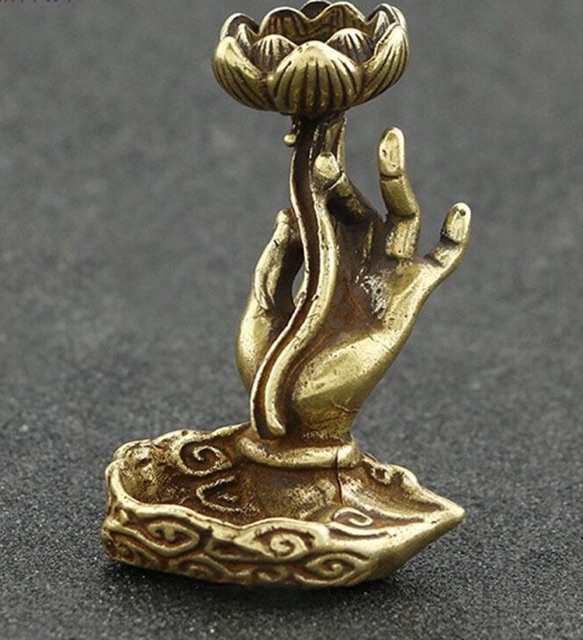 Đế cắm trầm Tay Phật cầm hoa sen bằng đồng cao 57mm