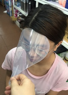 Miếng nhựa che mặt
