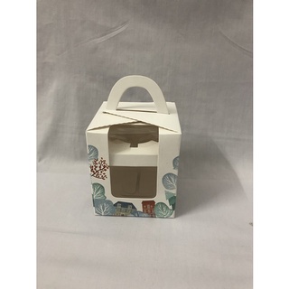 Hộp giấy để 1 bánh cupcake có quai xách màu trắng mặt kiếng/mica kt 11×9,5×9,5 cm/hộp