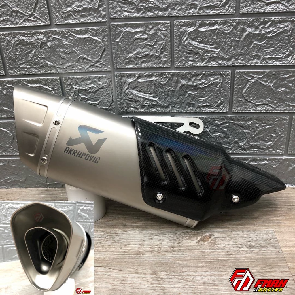 PÔ AKRAPOVIC R1 TITAN NỈ TRÀN