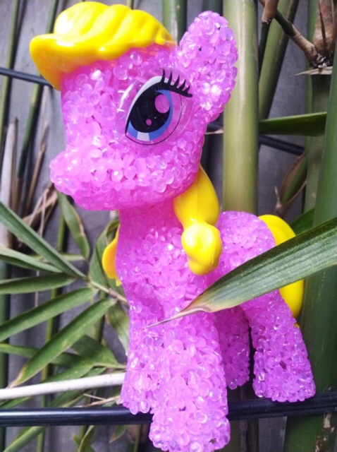 Đèn ngủ chú ngựa poni được kết từ hạt nhựa