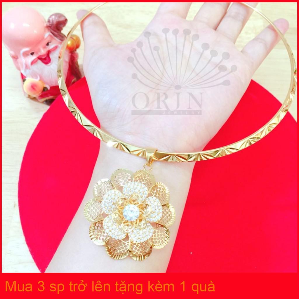 Kiềng đeo cổ nữ dạng dẹp mặt hoa viền lưới đá giữa cao cấp Orin D3640 đẳng cấp