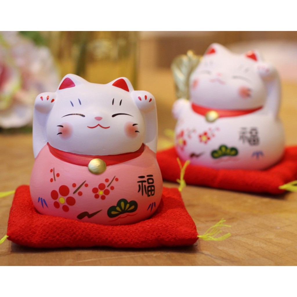 MÈO MAY MẮN MANEKI-NEKO KÈM GỐI ĐỎ 7.5CM NHIỀU Ý NGHĨA