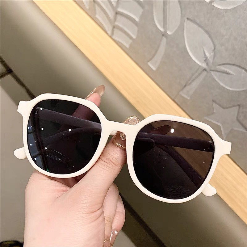 Kính mát nữ LATIO kính mát thời trang thiết kế basic với tone màu kem, kính chống tia uv bảo vệ mắt KM31