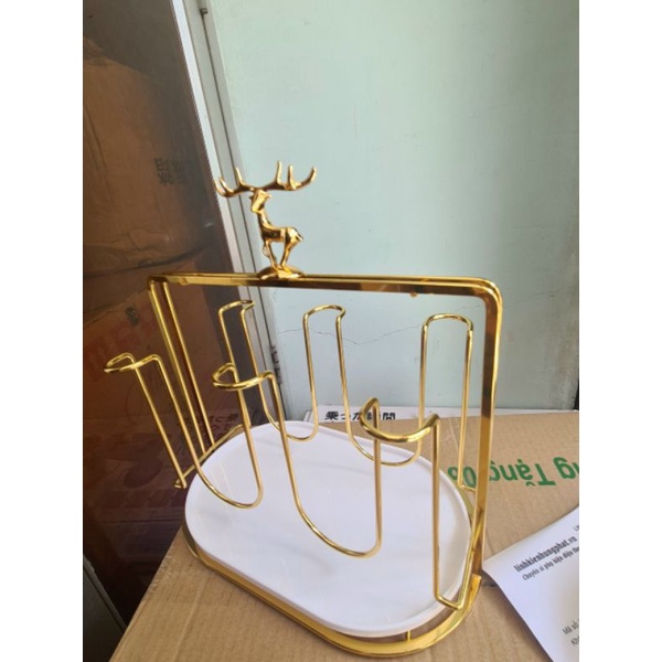 Dụng cụ úp ly vàng có sừng hươu.