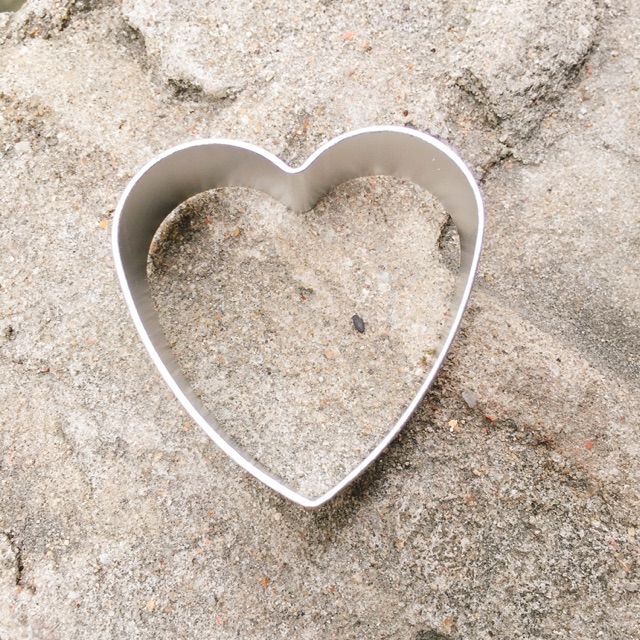 Khuôn nhấn bánh hình tim