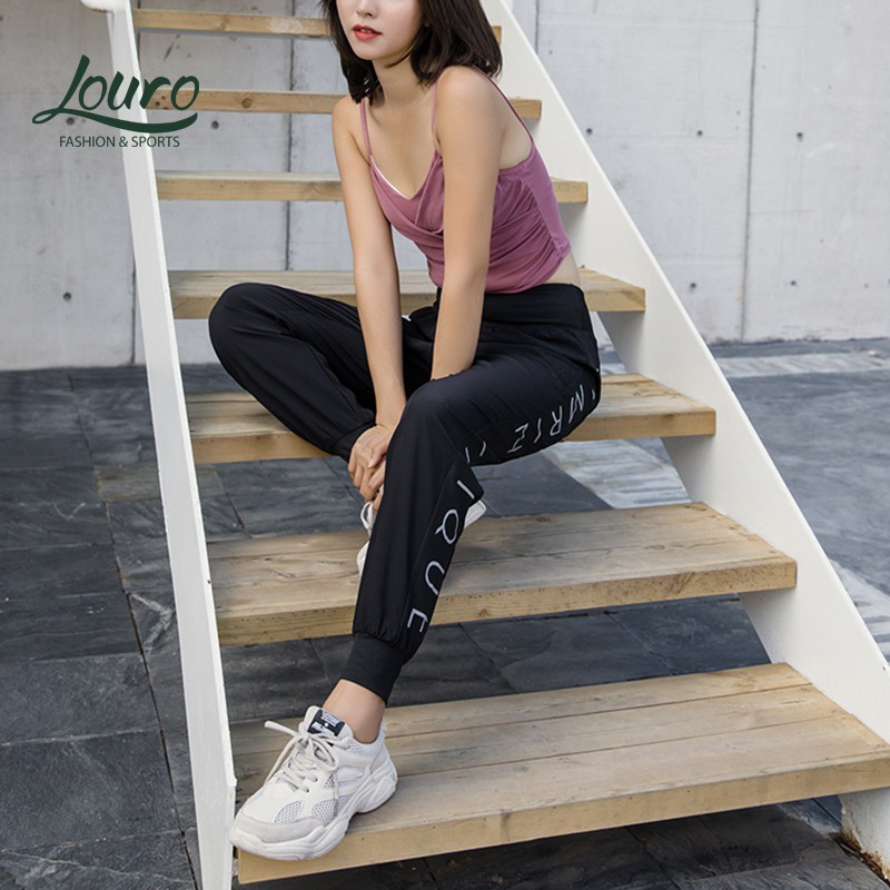 Quần tập Gym nữ Louro QL101-1, mẫu quần Jogger chữ to chạy dọc, dáng năng động, che khuyết điểm rõ rệt