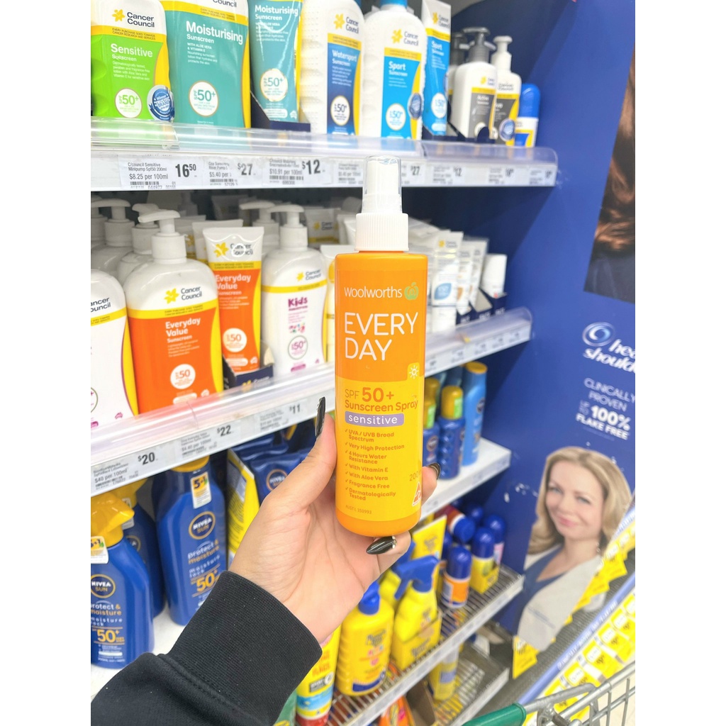 Kem chống nắng dạng xịt cho da nhạy cảm Woolworths Everyday SPF Sunscreen Spray Sensitive  50+ 200ml