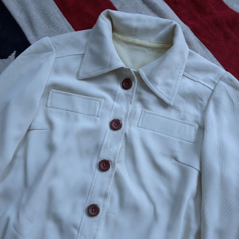 ÁO KHOÁC TRƠN NÚT GIẢ GỖ - 2HAND