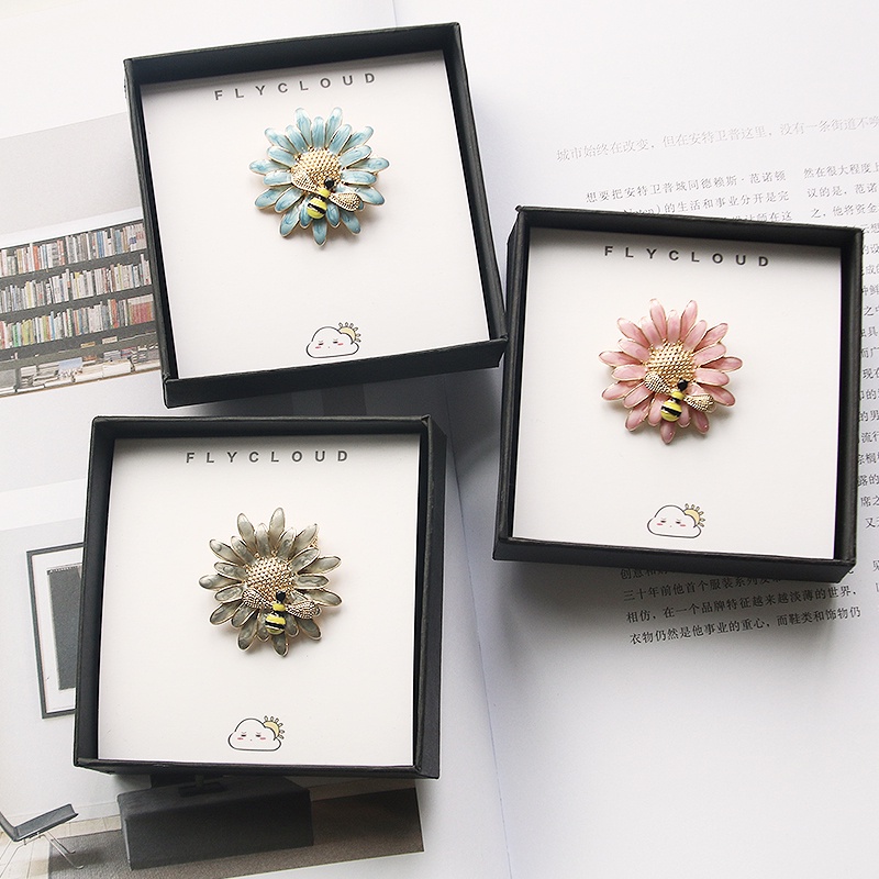 Ghim Cài Áo Hình Chú Ong Và Hoa Cúc Dễ Thương