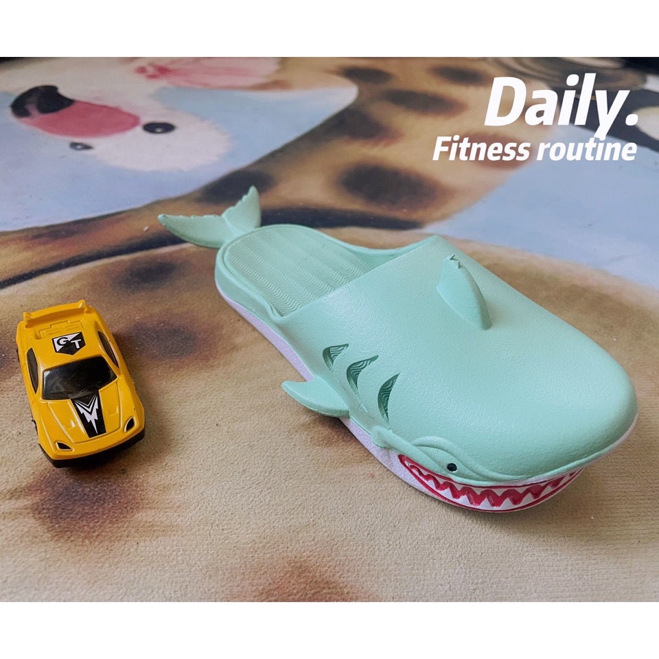 Dép đi trong nhà hình cá mập sáng tạo cho cả gia đình