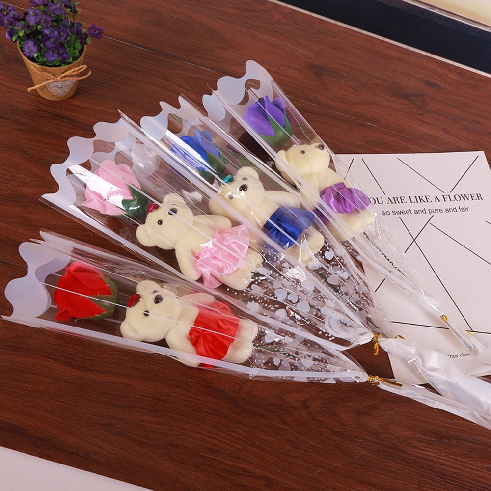 Bó hoa hồng sáp kèm búp bê gấu hoạt hình làm quà valentine sáng tạo