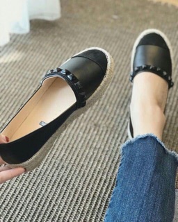 Giày slip on đinh tán