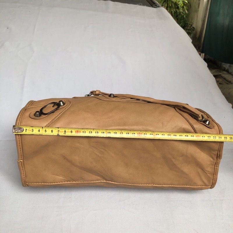 Túi chuẩn si. Túi qua sử dụng. Khách vui lòng xem hình nếu muốn biết thêm thông tin sản phẩm mời khách vô chat. Thanks .