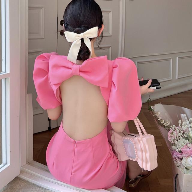 Đầm màu hồng nơ ngắn tay phồng hở lưng khoét giữa cho nữ UBU6