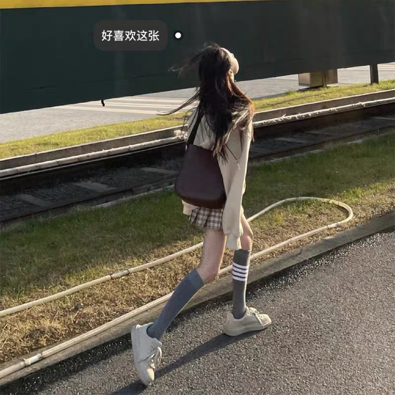 Set áo sweater nỉ chữ mix chân váy xoè caro có lót trong