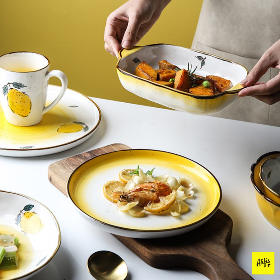 Bát ăn cơm, đĩa gia vị, thìa cơm và canh họa tiết chanh vàng, củ cải đỏ, việt quất, hoa hồng xanh men tiêu Alifis